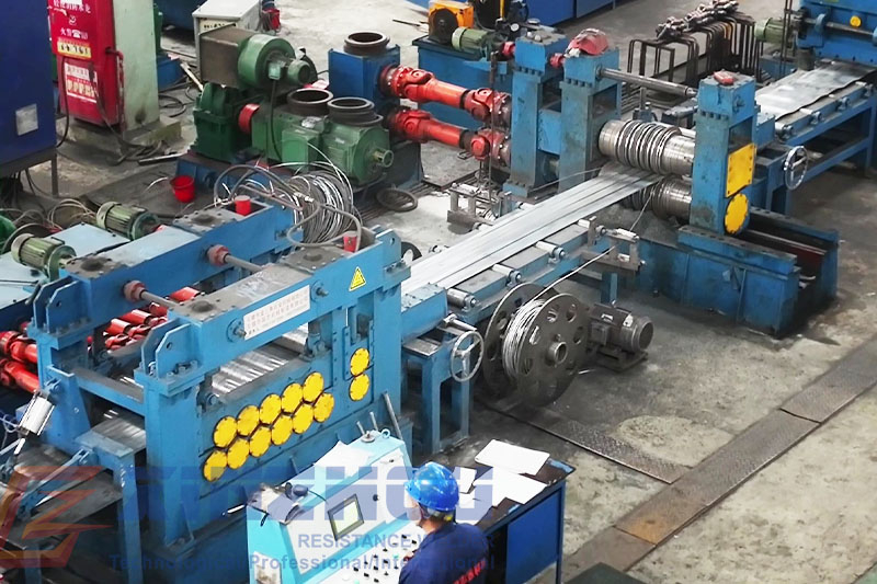 Flat steel slitting machine